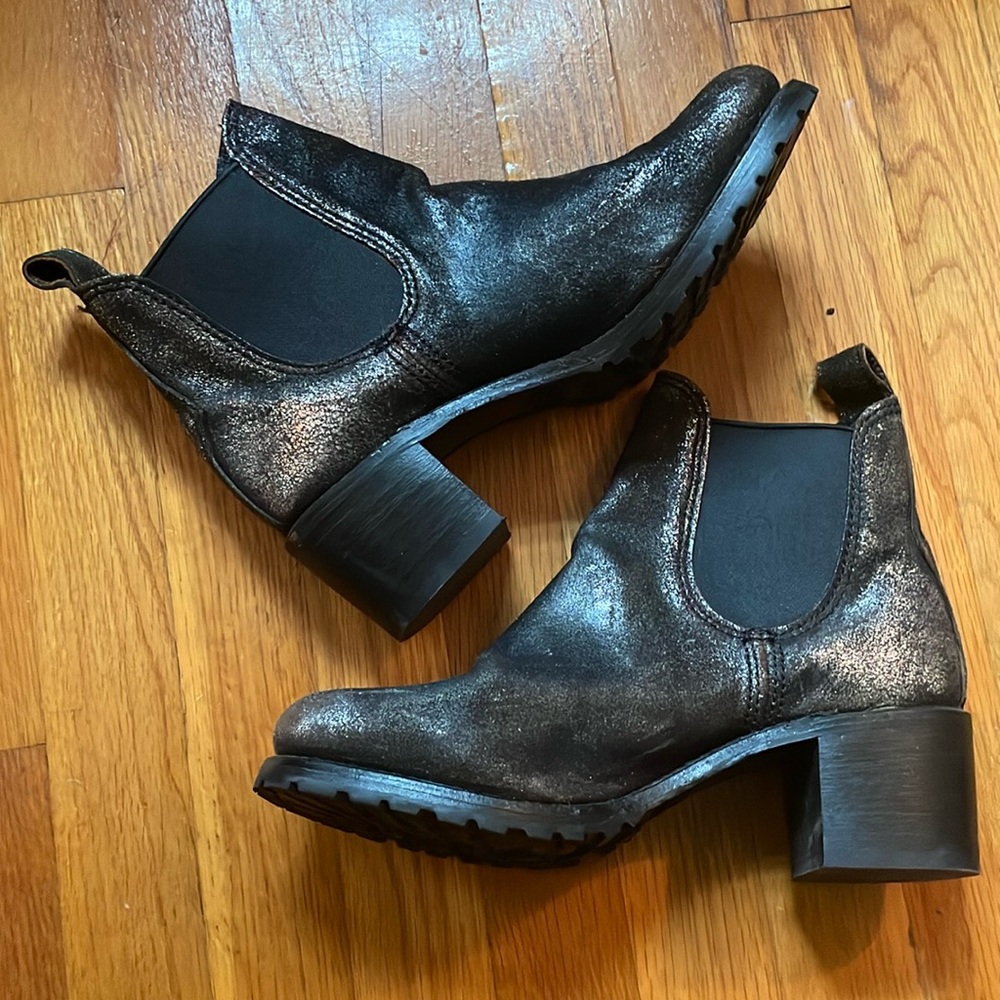 Frye Sabrina Chelsea boots